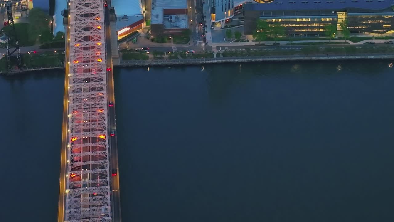 Vista aerea di ponte e città di notte