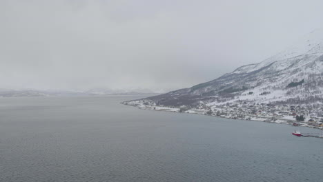 Paisaje-Brumoso-En-Kafjord-Con-Hermosas-Montañas-Nevadas-Y-Tranquilas-Vistas-Al-Mar---Toma-Aérea