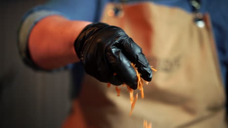 Koch-Mit-Handschuhen-Dressing-Salat-Mit-Karotten-In-Zeitlupe