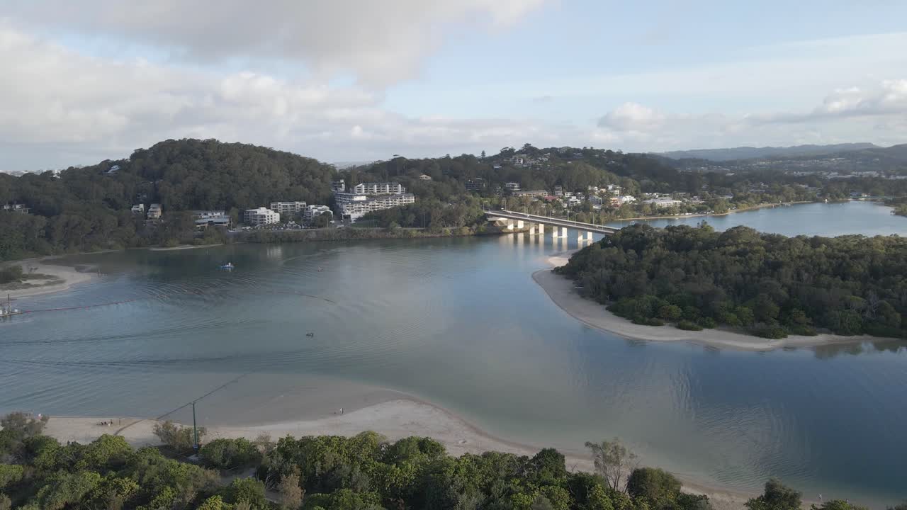 vista aérea de currumbin creek desde lillson beach con currumbin beach - palm beach en gold coast, qld, australia