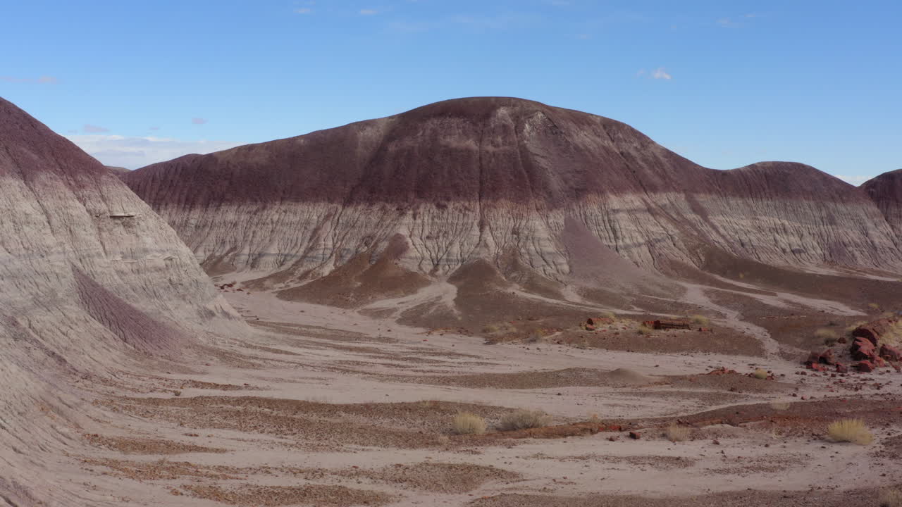 화창한 날 먼지투성이 황무지 위로 날아가는 드론
