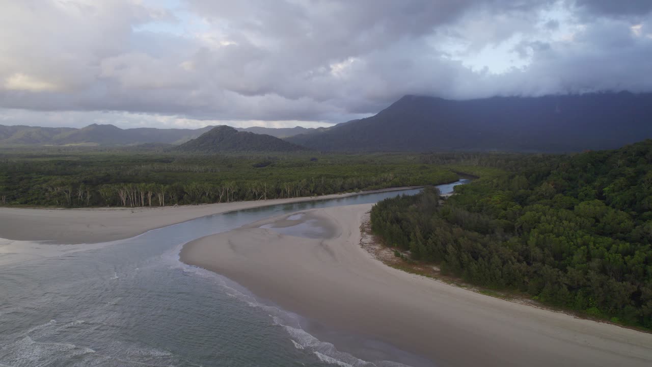 río que se encuentra con el océano en el parque nacional daintree en el extremo norte de queensland, australia - toma aérea de drones