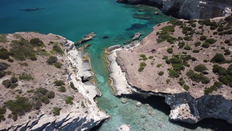 Vista-Aérea-De-La-Isla-De-Milos-Y-La-Playa-De-Kleftiko,-Grecia