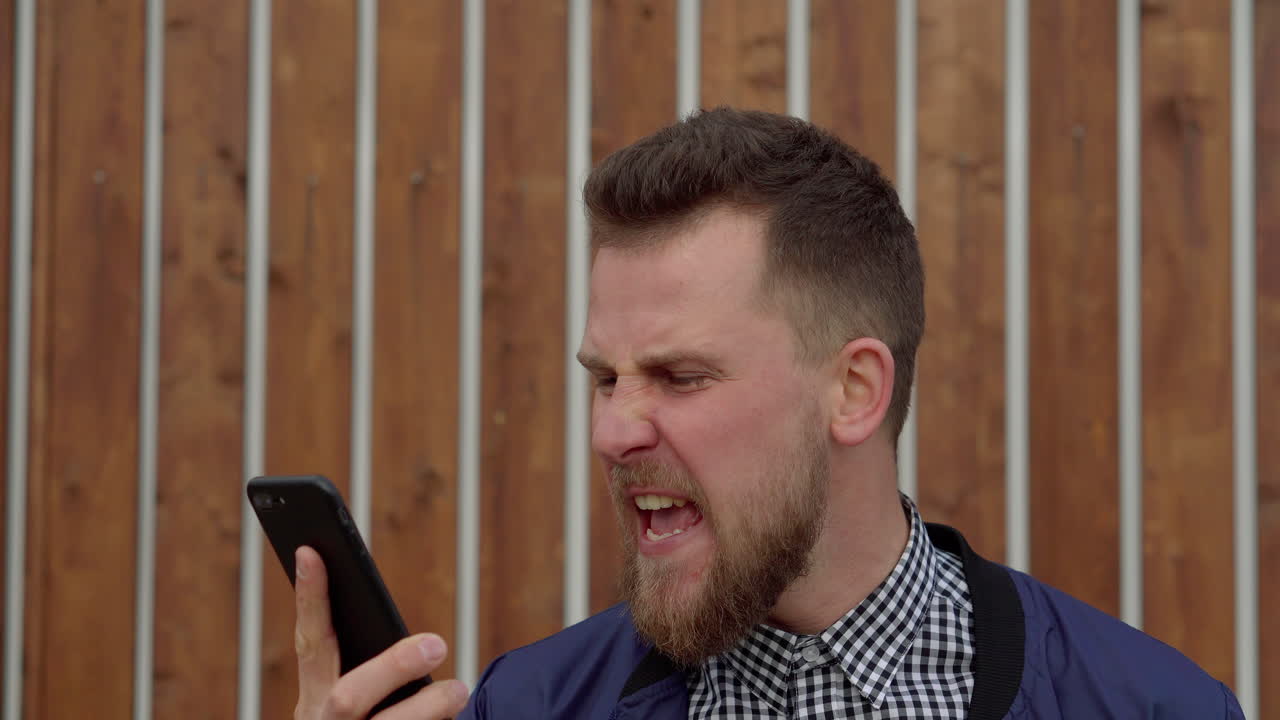 hombre frustrado en el teléfono