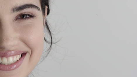 Cerrar-Hermosa-Mujer-Caucásica-Sonriendo-Feliz-Media-Cara-Sobre-Fondo-Blanco-Espacio-De-Copia