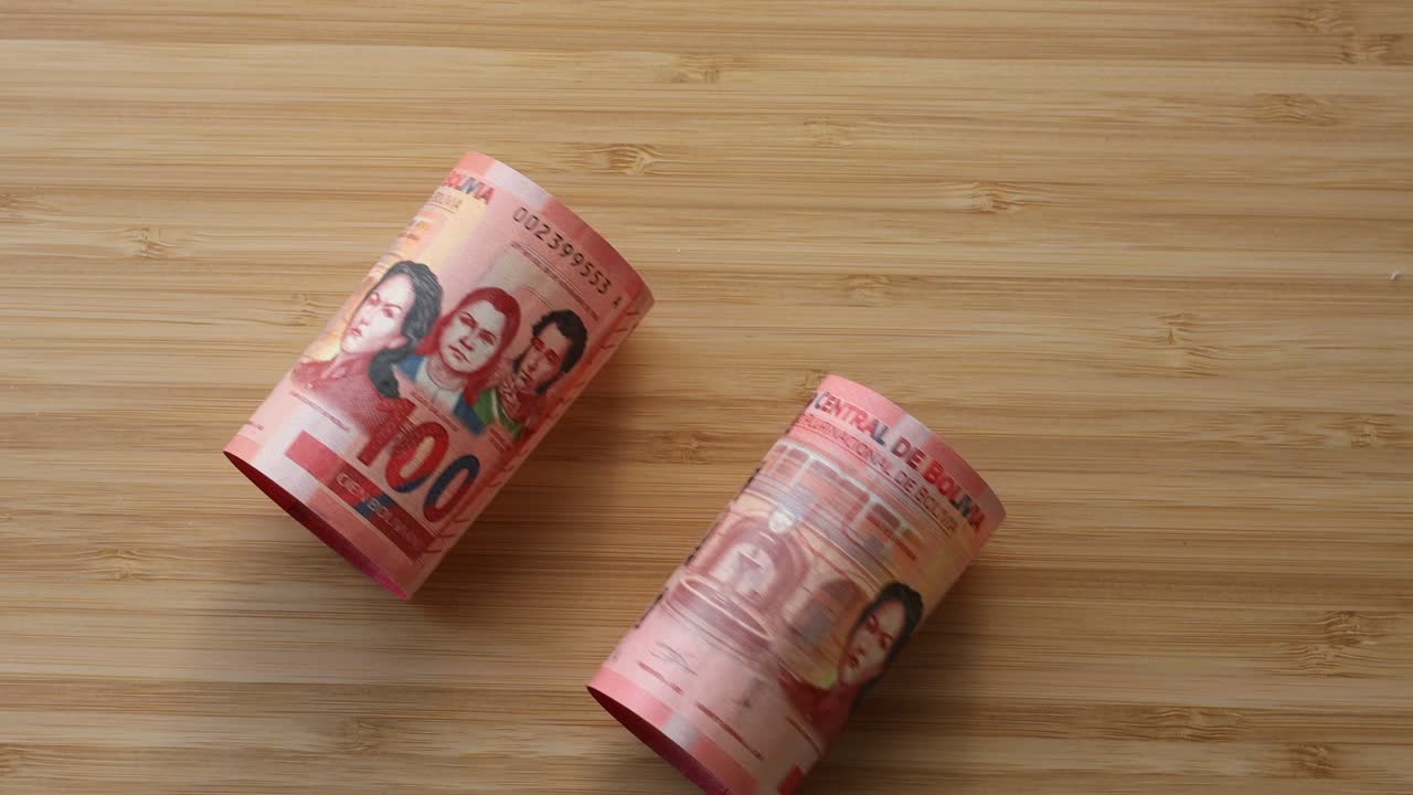 Mata uang Bolivia, Uang yang digulung diletakkan di atas meja, Uang kertas bernilai tinggi