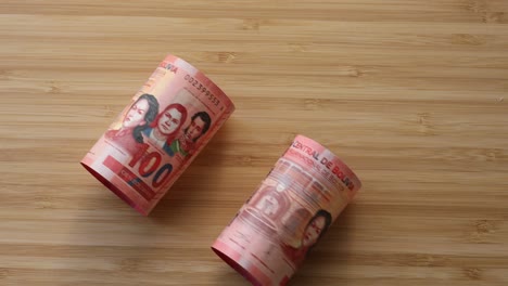 moneda boliviana, dinero enrollado colocado en la mesa, billetes de alto valor