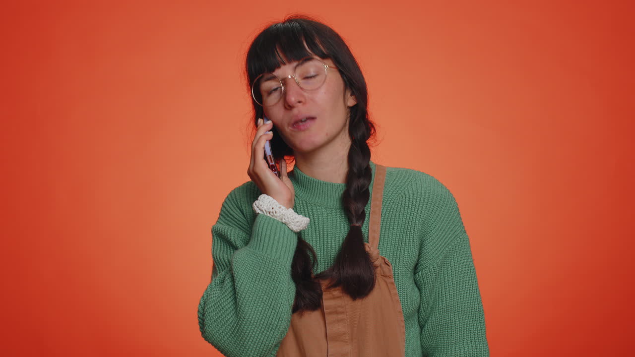 지친 잠자는 여성이 친구와 스마트폰으로 이야기하고, 온라인 대화를 하고, 짜증나는 지루한 대화를 하고 있습니다.