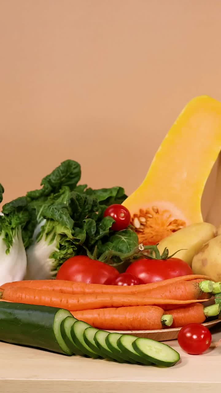 verduras variadas dispuestas sobre un fondo blanco