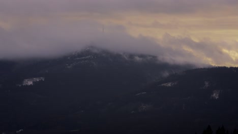 Rollende-Wolken-über-Den-Bergen,-Die-Den-Riesigen-Fernsehsender-Verdecken,-Scherzten