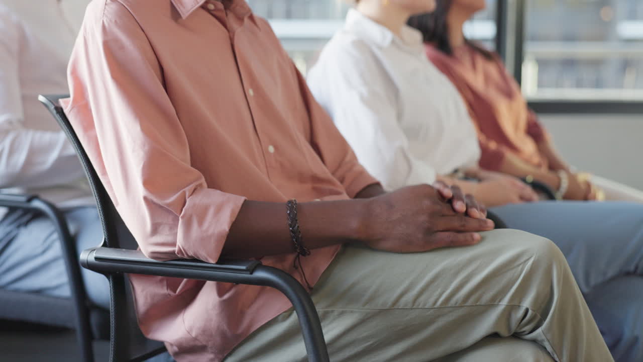 manos, aplausos y multitud con un equipo de negocios