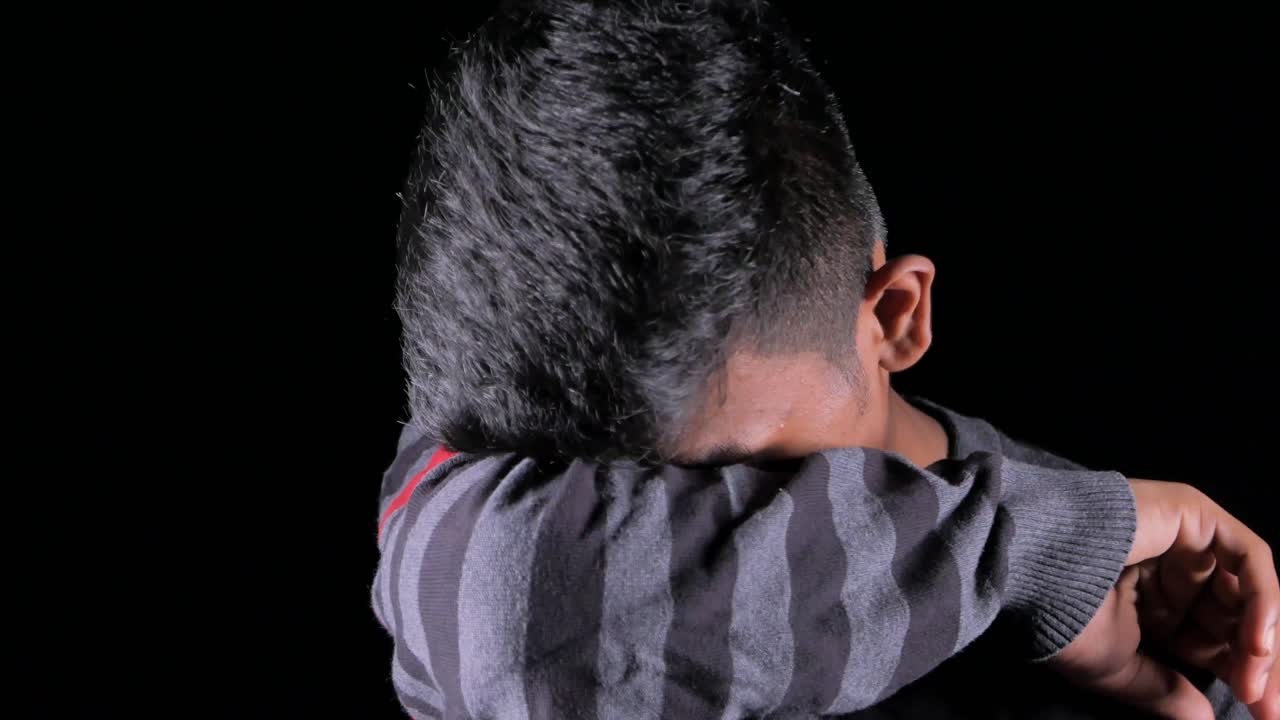 십대 소년의 기침이나 재채기