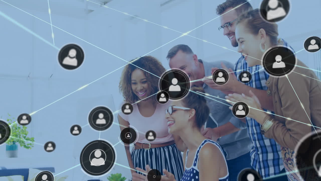 animación de la red de conexiones con las personas iconos sobre diversas personas de negocios en la oficina