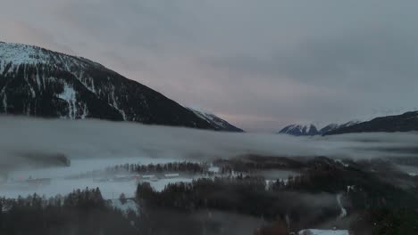 4K-Drohnenaufnahmen-Des-Sonnenaufgangs-In-Den-Verschneiten-österreichischen-Alpen