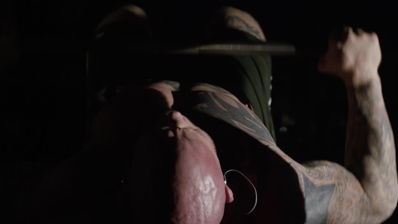 오버헤드 프레스 운동 을 하는 사람