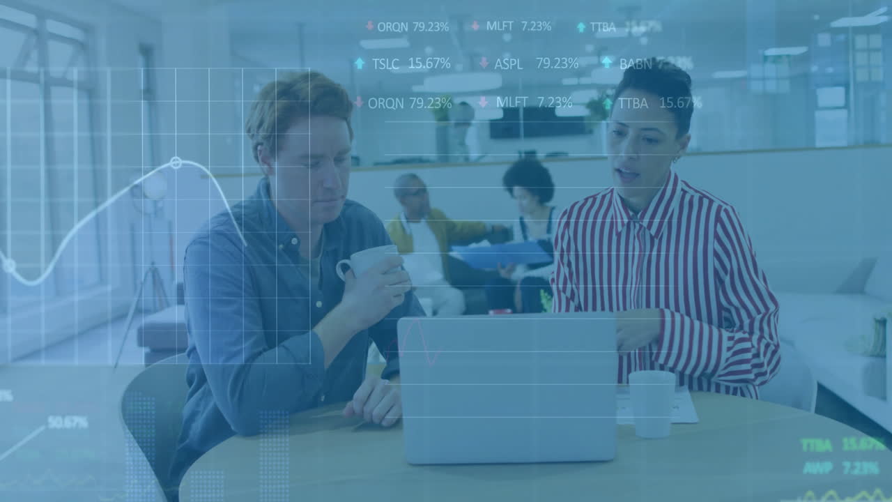 animación del procesamiento de datos financieros sobre diversas personas de negocios que usan computadoras portátiles