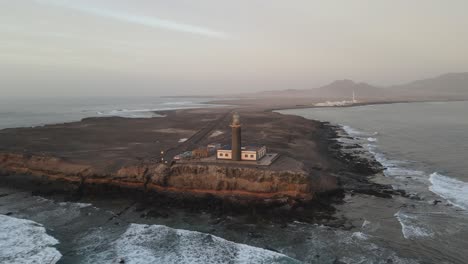 Erleben-Sie-Die-Atemberaubende-Küstenaussicht-Von-Oben,-Wenn-Der-Majestätische-Ozean-Auf-Einen-Hoch-Aufragenden-Leuchtturm-Trifft-–-Eine-Ikonische-Maritime-Szene,-Die-Die-Fantasie-Beflügelt-Und-Die-Seele-Beruhigt