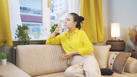 The-young-woman-who-drinks-water.