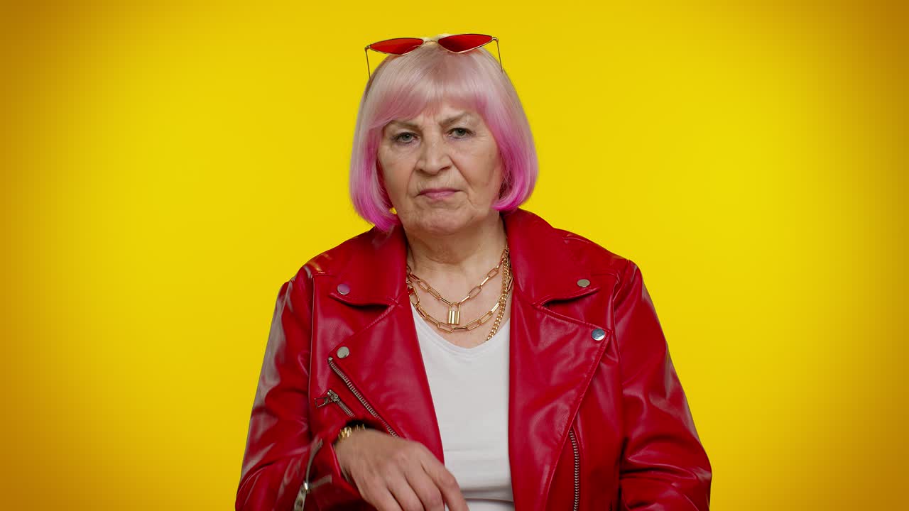 Anziana nonna turbata, stanca e triste con un'espressione annoiata e indifferente, non interessata alla comunicazione.