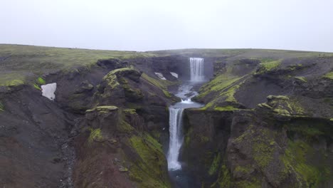 Aéreo-Muy-Por-Encima-Del-Famoso-Monumento-Natural-Y-Atracción-Turística-De-Las-Cataratas-Skogafoss-Y-El-Sendero-Fimmvorduhals-En-Islandia