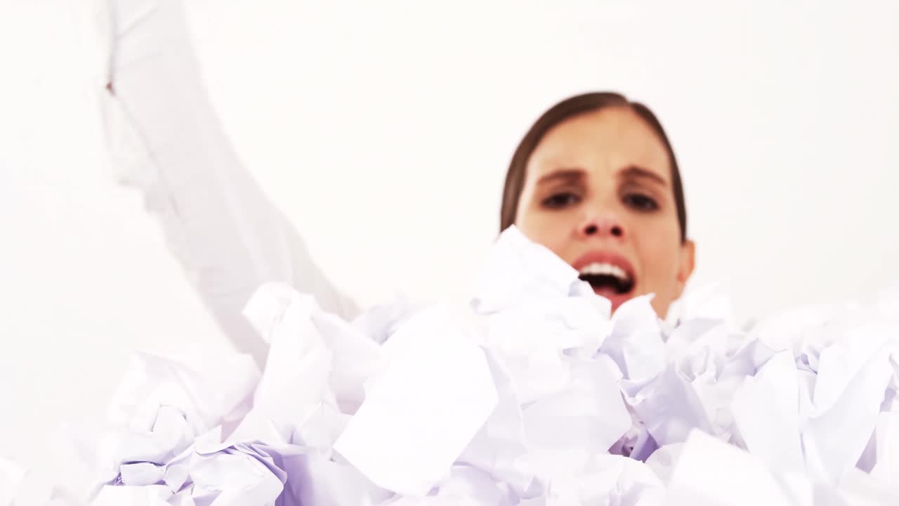 mujer de negocios pidiendo ayuda en un desperdicio de papel