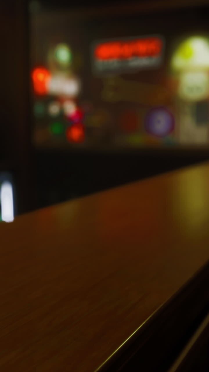 Interno accogliente di un bar con insegne illuminate e bancone in legno di notte