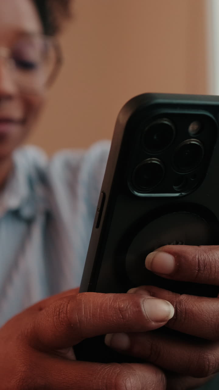 mujer usando el teléfono en el sofá