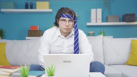 hombre gracioso trabajando duro concentrado en su trabajo.