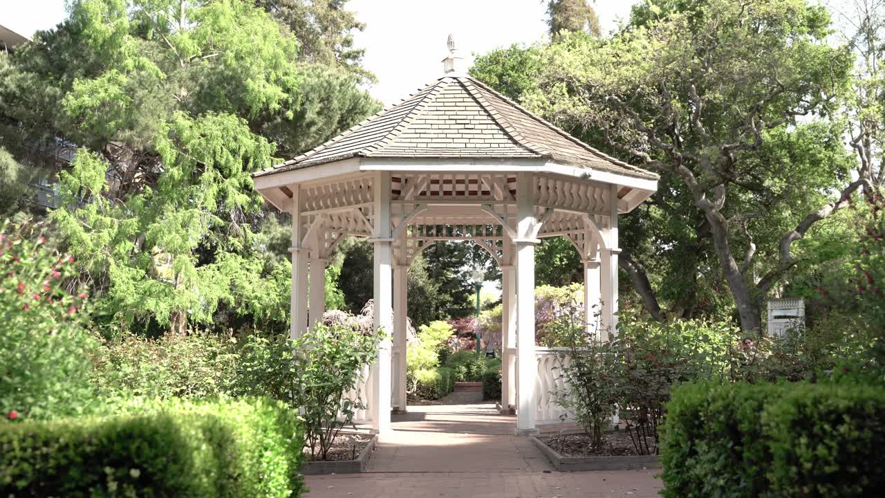 hermosa estructura de gazebo en el parque en un día de primavera