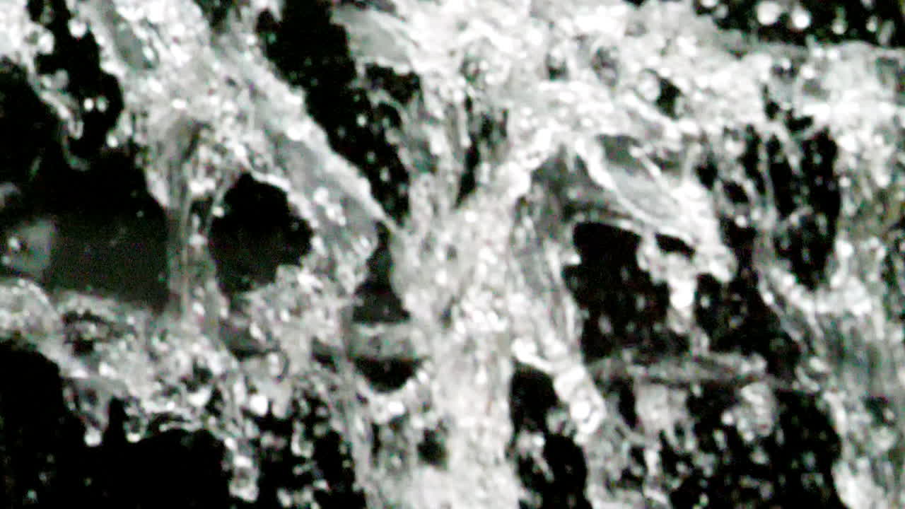 agua que fluye sobre una cascada en cámara lenta a 180 fps