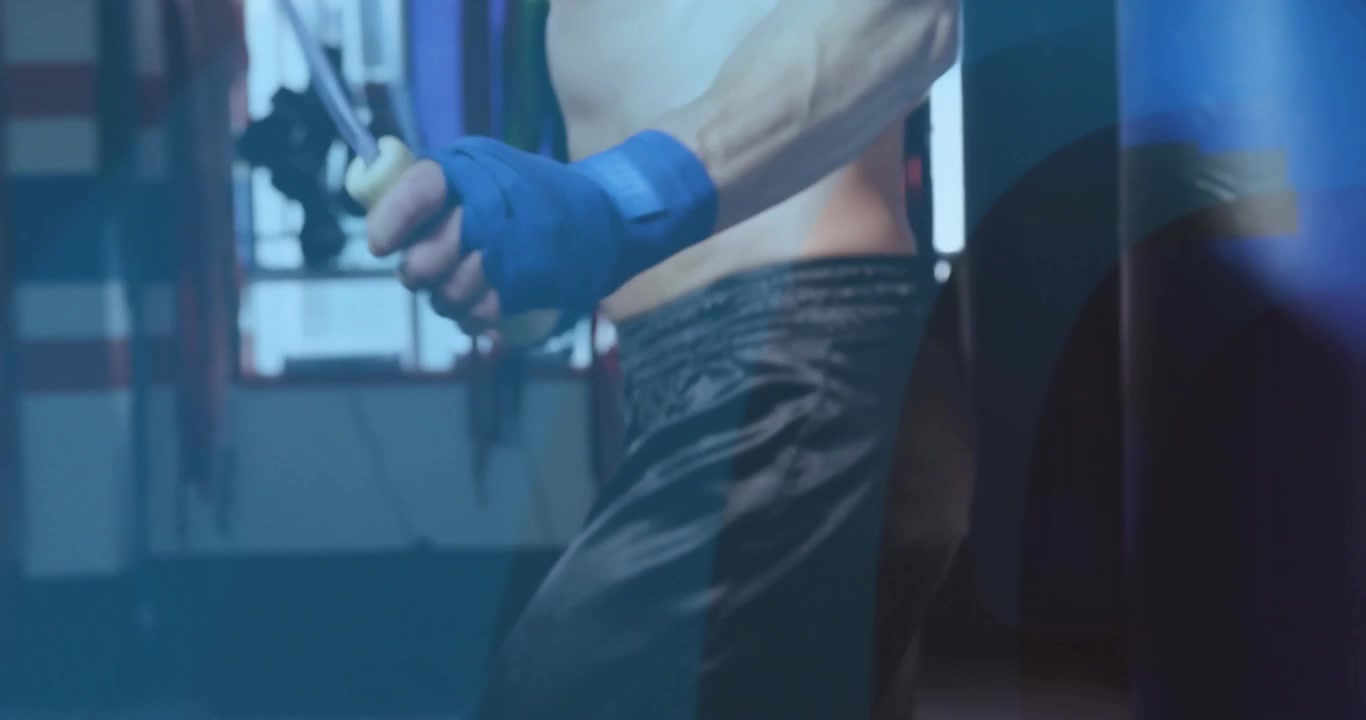 Sportowiec fitness ze skakanką, wykonujący trening wytrzymałościowy na siłowni.