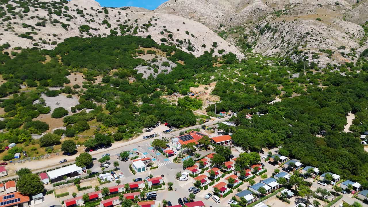 Campeggio a Campig Skrila, Isola di Krk, Stara Baska Croazia. Vista aerea delle montagne e della costa con barche, spiagge e il Mare Adriatico. I camper sul mare lungo una splendida costa estiva.