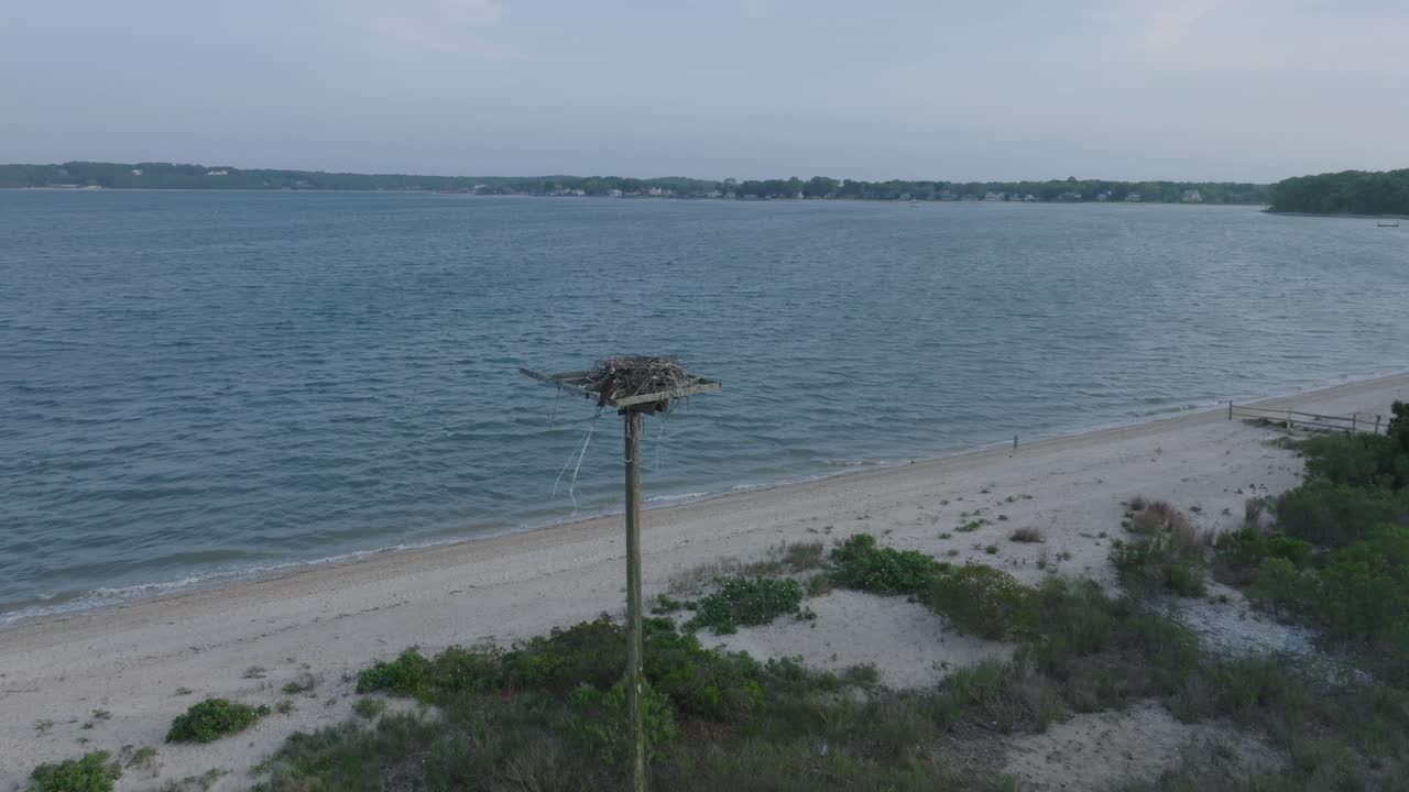 disparo aéreo de aviones no tripulados greenport north fork long island nueva york pantano salado con osprey al atardecer