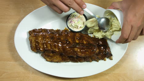 top steady shot de bistec de costillas a la barbacoa con guarnición