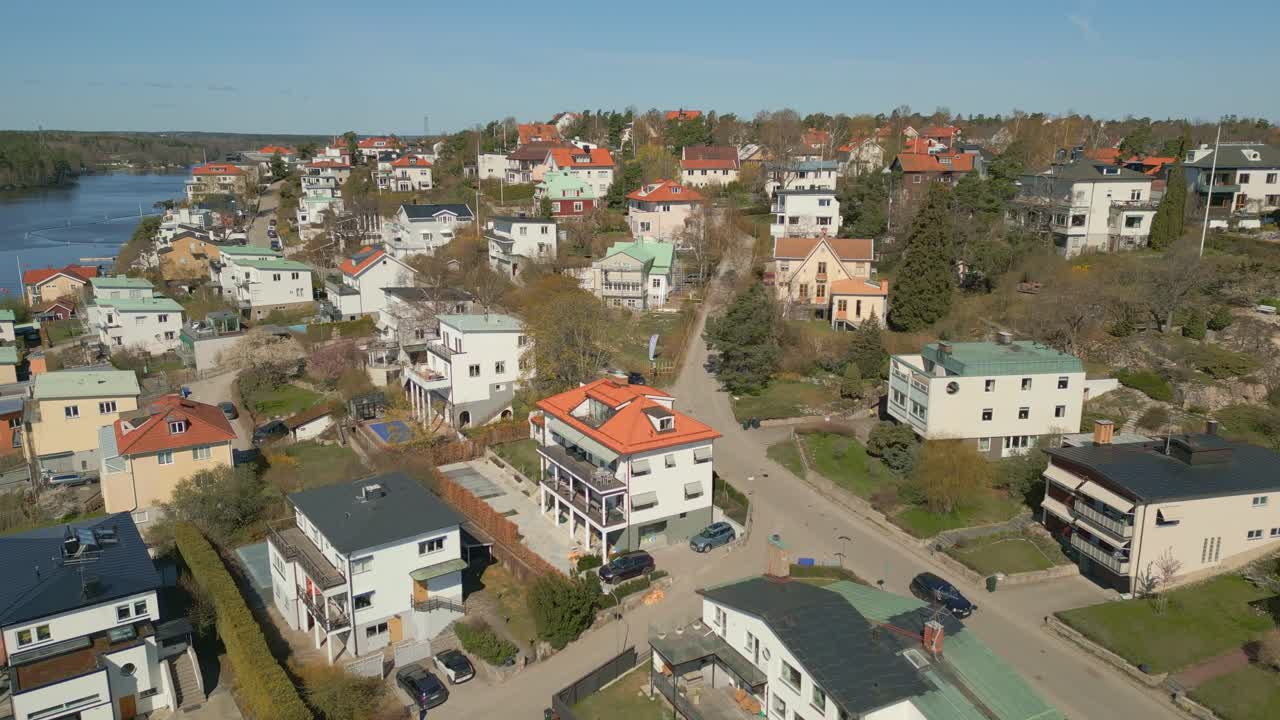 Eksklusivt boligområde i Stockholm. Droneoptagelse fremad