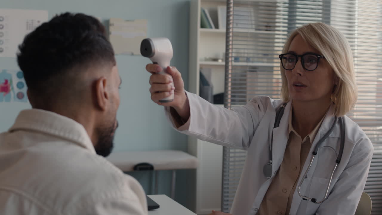 médico que examina al paciente