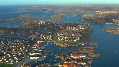 toma de drones del desarrollo urbano de smogen en las islas, barrio de casas pintorescas de suecia