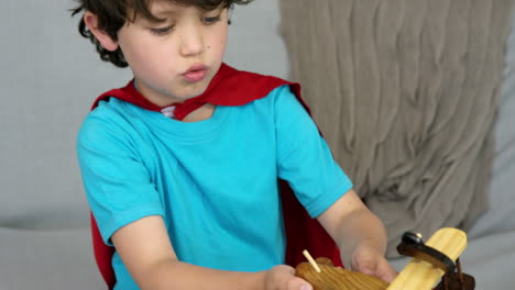 niño jugando con un avión de juguete