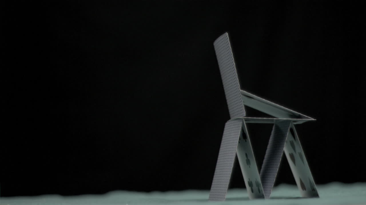 casa de cartas cayendo en cámara súper lenta