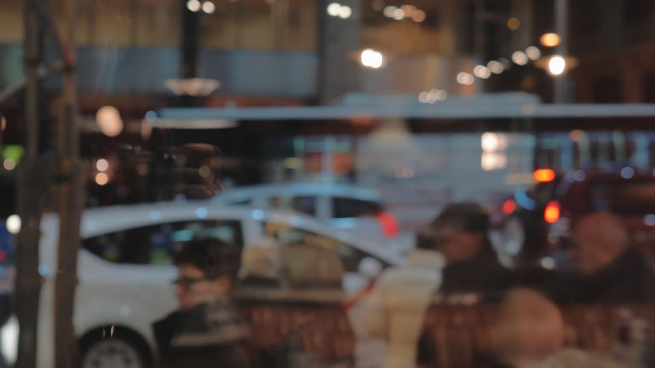 창문을 통해 저녁 도시를 볼 수 있습니다.