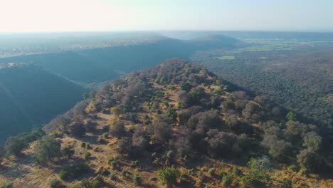 Toma-Aérea-De-Un-Dron-De-Una-Colina-En-Un-Denso-Bosque-De-Pahargarh,-Madhya-Pradesh