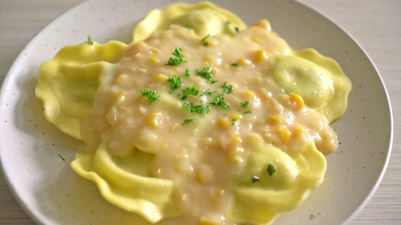 옥수수 치즈 소스와 라비올리 파스타