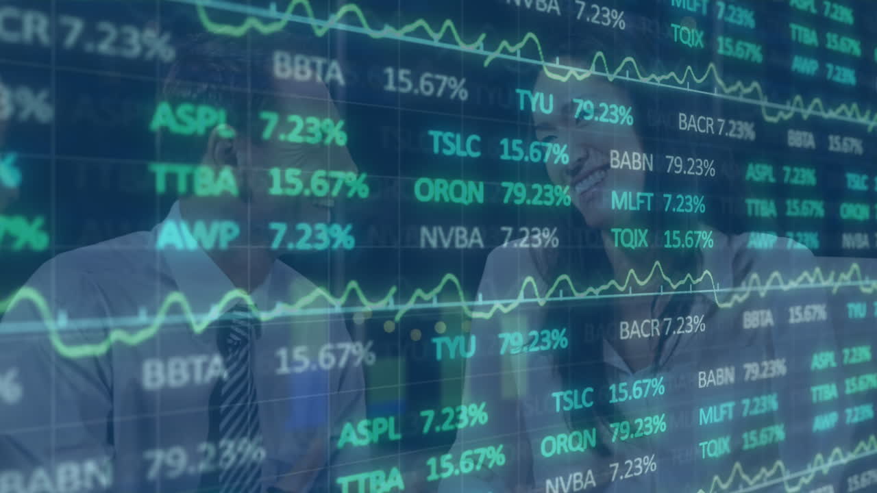 animación del procesamiento de datos del mercado de valores sobre dos hombres y mujeres de negocios diversos discutiendo