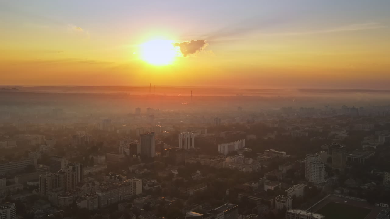 Visão aérea de drone de Chisinau ao nascer do sol. Vista panorâmica de vários edifícios e estradas. Moldávia