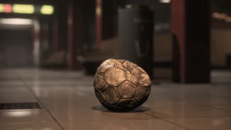 vieja pelota de fútbol en el metro vacío