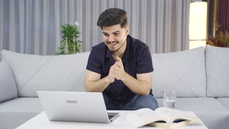 el joven dice "wow" felicita y aplaude.