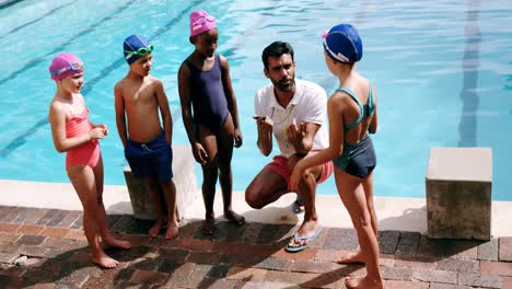 Entrenador-Masculino-Entrenando-A-Sus-Alumnos.