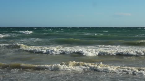 Olas-Del-Mar-Mediterraneo-En-Camara-Lenta