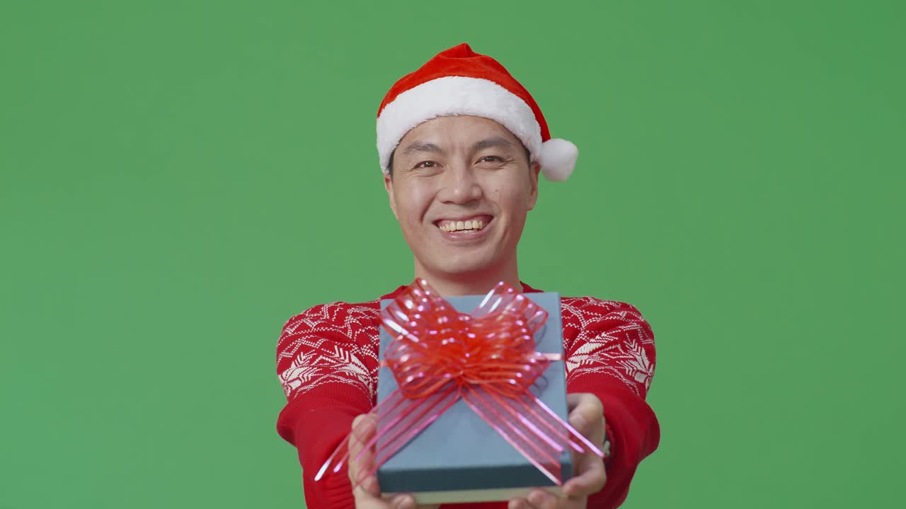 크리스마스 선물을 주는 남자