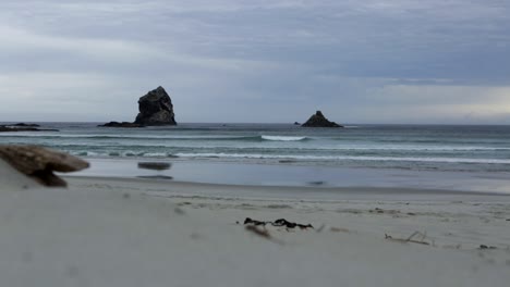 Mirando-El-Océano-Con-Rocas